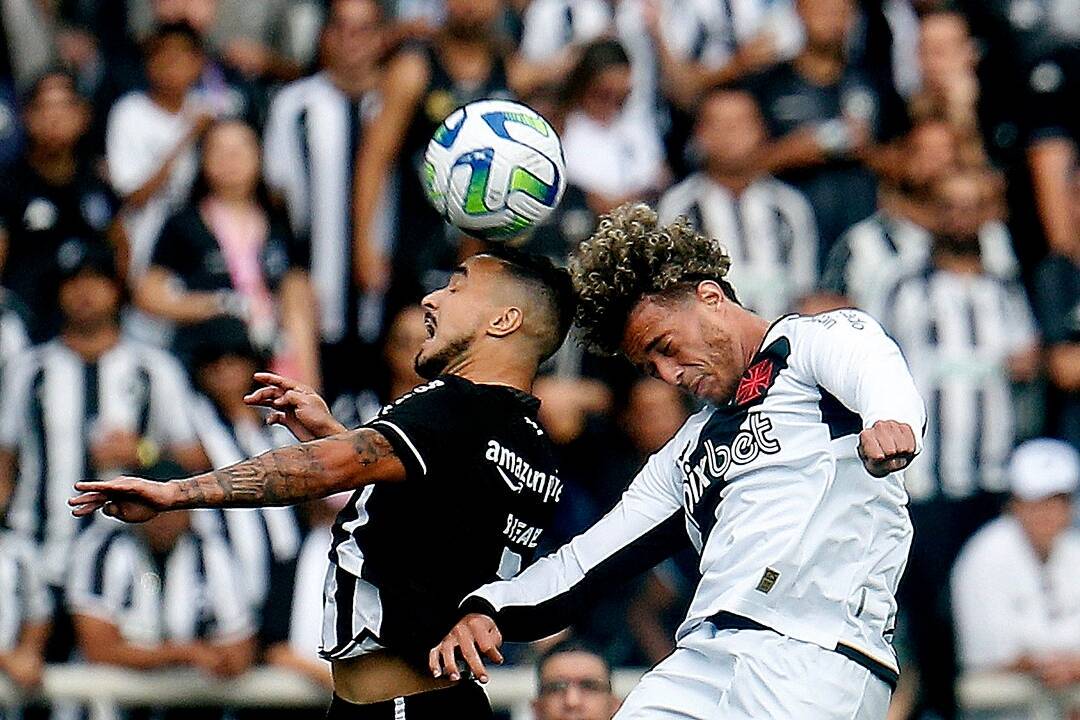 No primeiro jogo sem Luís Castro, Botafogo vence clássico contra o Vasco e  se mantém na liderança