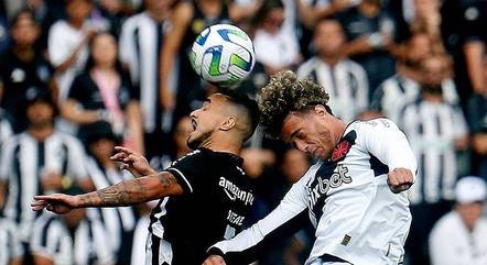 Rafael e Figueiredo disputam bola em Botafogo x Vasco