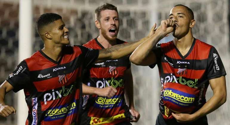 Rafael Elias comemora um dos gols do Ituano sobre o Vila Nova