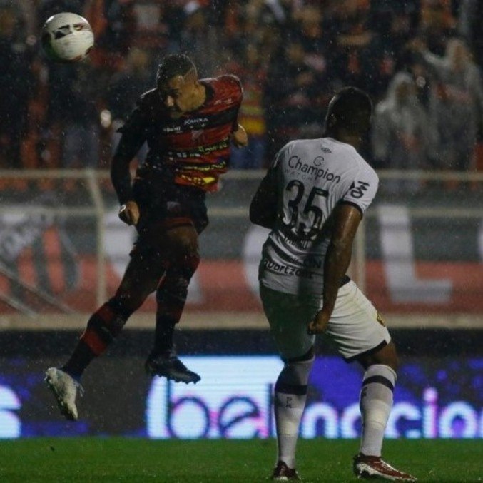 Rafael Elias sobe para marcar o primeiro de seus dois gols para o Ituano