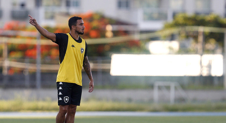 Lateral-direito Rafael durante atividade pelo Botafogo