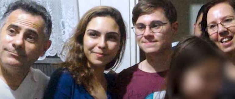 Isabela Tibcherani tinha 18 anos quando conheceu Rafael Miguel pela internet. Os dois se encontraram e começaram a namorar. As famílias do casal sabiam, menos o pai da jovem