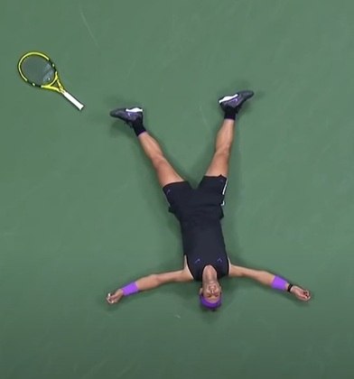 Rafael Nadal mostrou que é possível jogar o mais alto nível de tênis mesmo com a idade avançada. Ele enfrentou neste dia um jovem jogador, Daniil Medvedev, e conseguiu usar muito bem sua experiência em grandes decisões para conquistar seu quarto título do Aberto dos Estados Unidos. 