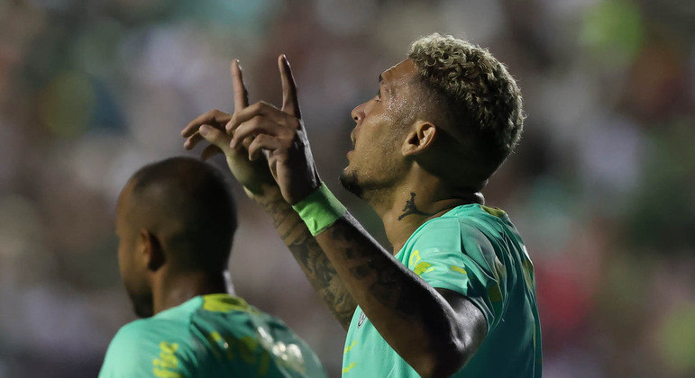 Rafael Navarro comemora gol pelo Palmeiras