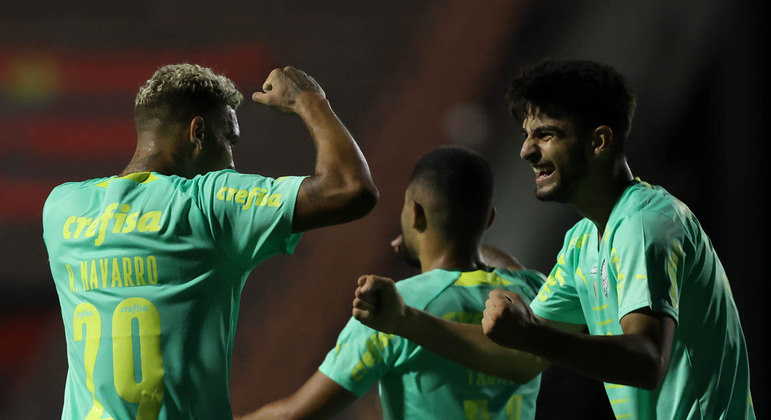 Rafael Navarro e Flaco López comemoram gol pelo Palmeiras