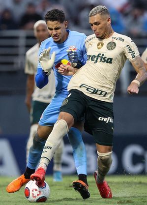 Navarro, do Palmeiras, sofreu pênalti contra o RB Bragantino