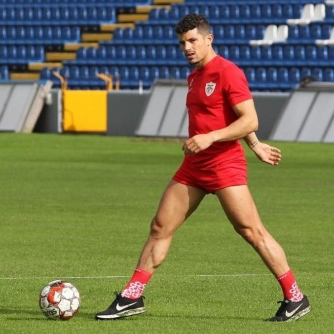 Lateral-direito Rafael Ramos em treino com bola pelo Santa Clara, de Portugal