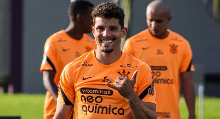 Lateral-direito Rafael Ramos sorri em treino pelo Corinthians