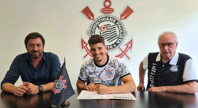 Rafael Ramos assina contrato ao lado de Duílio Monteiro Alves e Roberto de Andrade