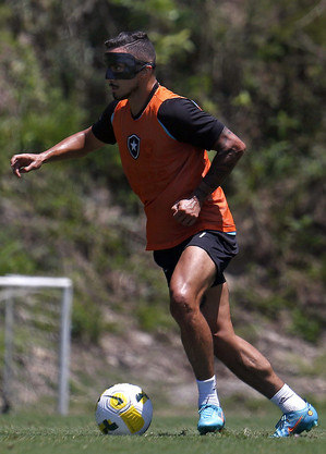 Rafael treinou normalmente com o elenco do Botafogo no CT Lonier