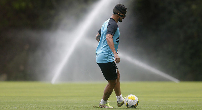 Rafael utiliza máscara de proteção após cirurgia na face