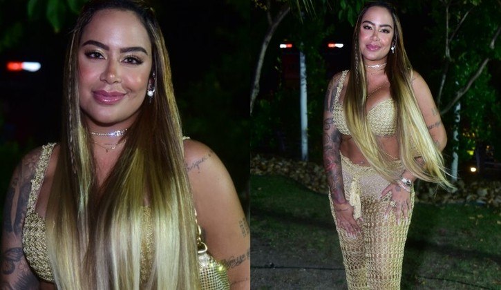 Rafa usou um look estilo sereia — dourado e transparente — durante a gravação do EP Basiquinho 2, de Matheus e Kauan, que aconteceu na última terça-feira (10), no Ceará. O figurino era composto de top, calça e bolsa. Apenas o calçado destoava da cor predominante no visual: sandálias brancas, modelo plataforma