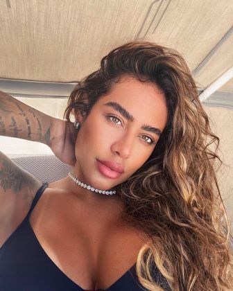 Apesar de os lábios dela serem naturalmente carnudos, a irmã de Neymar já realizou preenchimento 
