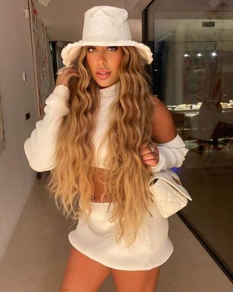 Para curtir a noite em Ibiza, na Espanha, em julho de 2022, Rafa usou um look monocromático, que tinha, mais uma vez, a minissaia em sua composição, além de cropped de gola alta, mangas avulsas, minibolsa e bucket hat  — o chapéu voltou a ser hit nos últimos tempos e é usado com bastante frequência pela irmã de Neymar