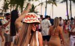 Também em dezembro, para curtir uma praia em Maragogi, no Alagoas, Rafaella Santos, irmã de Neymar, usou um conjunto de biquíni branco, saia de crochê laranja e complementou o look com um bucket hat também de crochê, que une as duas cores