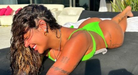 Rafaella Santos de biquíni neon e sem maquiagem