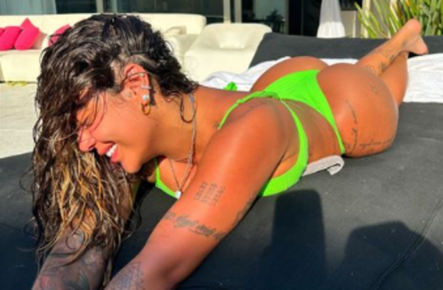 Rafaella Santos, irmã de Neymar, também escolheu um modelo neon — mas só de uma cor — para renovar a marquinha e o bronzeado