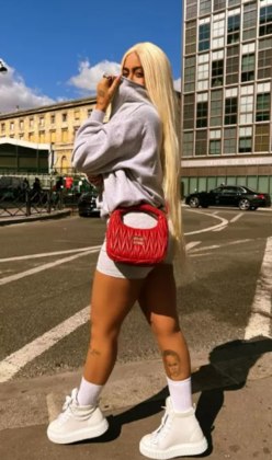 Dois meses depois, ela passeou pelas ruas de Paris, na França, usando uma bolsa vermelha da grife Miu Miu no valor de R$ 13,5 mil. O acessório arrematou um look todo branco, composto de blusa de moletom, shorts e tênis plataforma