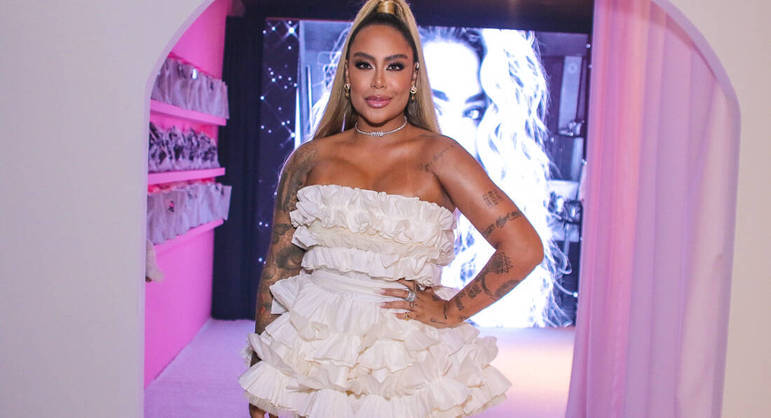 A influenciadora Rafaella Santos, irmã do craque Neymar, comemorou o aniversário de 27 anos com uma festança em São Paulo. Além dos pais e dos amigos famosos, ela recebeu no evento o seu ex-namorado, o atacante Gabigol, do Flamengo. Veja quem participou da festa