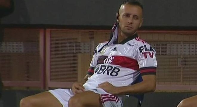 Rafinha começou na reserva. Domènec violenta a estrutura tática de Jesus