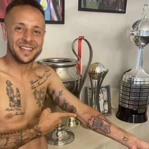 Rafinha com a tatuagem da taça da Copa do Brasil