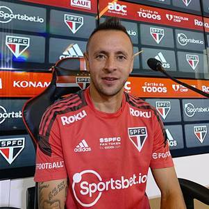 Rafinha em entrevista coletiva nesta segunda-feira