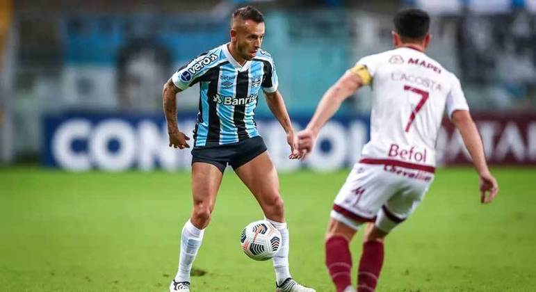 Rafinha (lateral-direito - 36 anos - Brasil): Com muitos títulos pelo Bayern de Munique e Flamengo recentemente, Rafinha jogou as Olimpíadas de 2008 pelo Brasil, além de algumas partidas pela seleção principal no mesmo ano. Passou a temporada 2021 no Grêmio e não terá o contrato renovado para o próximo ano.