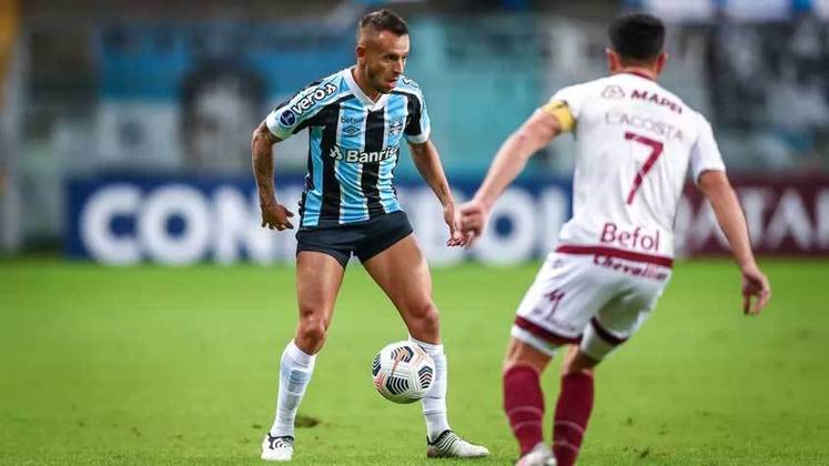 Rafinha - Lateral-Direito - 36 anos - Contrato com o Grêmio até 31/12/2021