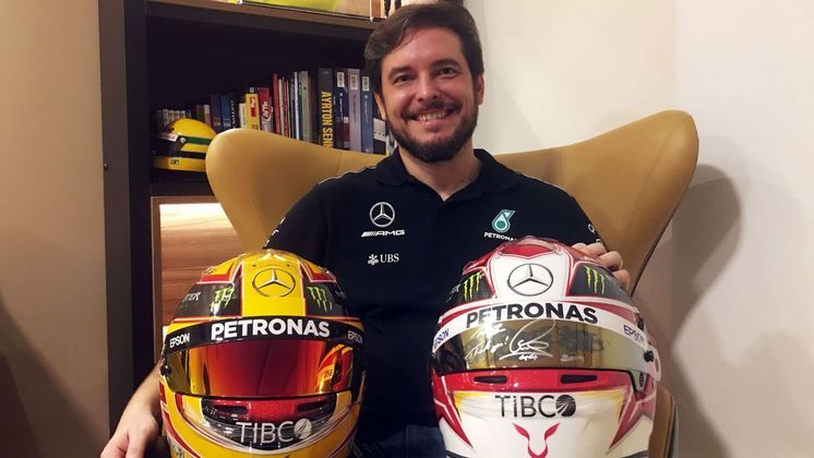 O designer de capacetes de Lewis Hamilton é brasileiro! Raí Caldato foi o responsável por criar as artes que estamparam os acessórios de segurança do piloto de Fórmula 1 de 2017 a 2022. O trabalho que Raí considera como seu 