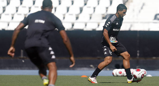 Meia Raí (ao fundo e com a bola) durante treino do Botafogo