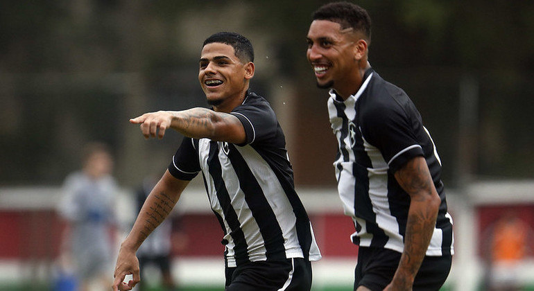 Raí e Kauê comemoram um dos gols do Botafogo no clássico com o Fluminense