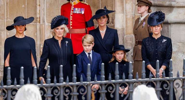 Rainha Camila dá bronca em princesa Charlotte em funeral de Elizabeth II