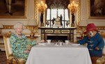 Camilla também ajudou a distribuir alguns dos ursinhos Paddington, que homenagearam a aparição-surpresa da rainha Elizabeth 2ª ao lado de famoso urso, em um vídeo especial gravado para a celebração do Jubileu de Platina, no último mês de junho