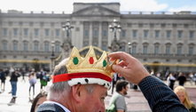 Turistas e súditos se aglomeram em frente ao Palácio Buckingham a espera de notícia da Rainha