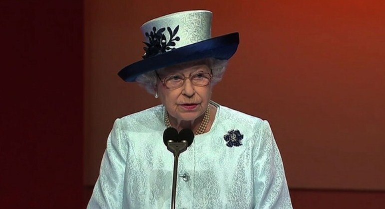 Rainha Elizabeth 2ª teria autorizado sua equipe a "traçar uma linha" sobre a espionagem