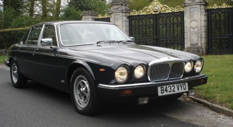 Daimler Double Six de 1984 com motor V8 foi usado pela rainha até 1995 e recentemente foi leiloado