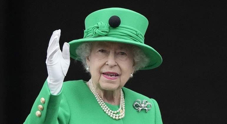Rainha Elizabeth acena para o público durante o
 Jubileu de Platina, em junho deste ano