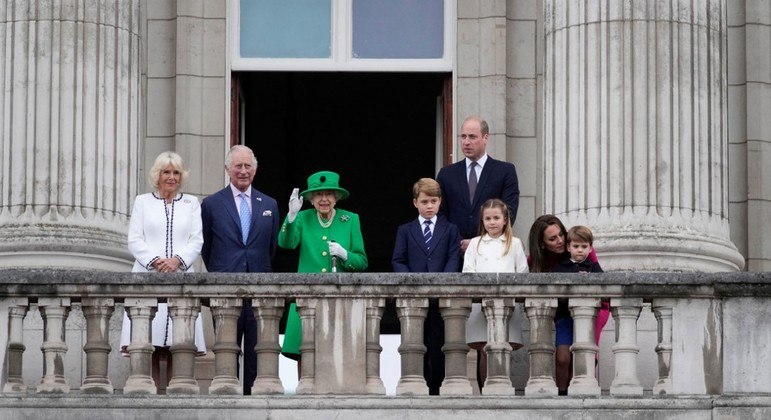 Rainha Elizabeth 2ª apareceu de surpresa aos súditos no último dia do Jubileu de Platina