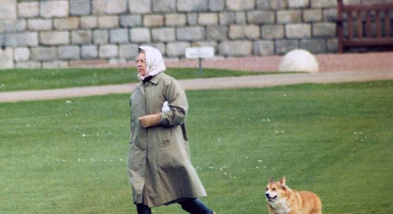 Rainha Elizabeth 2ª caminha com um cão da raça corgi, um dos 30 que teve ao longo do seu reinado