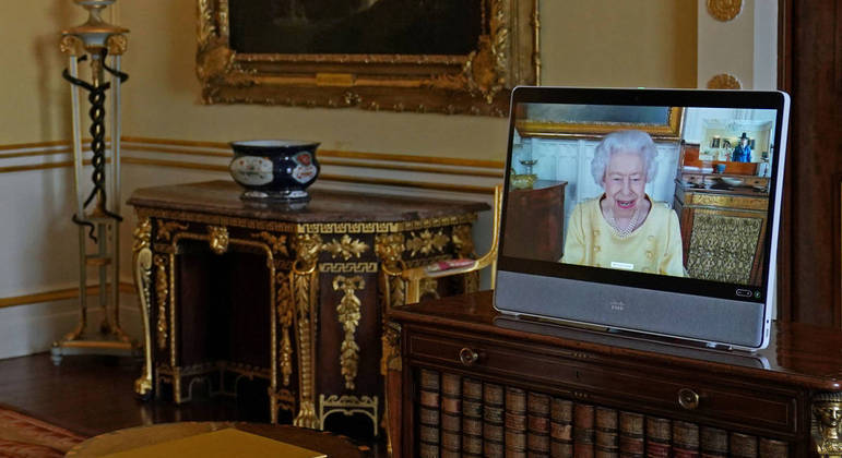 Rainha Elizabeth 2ª tem usado videoconferência para participar de compromissos