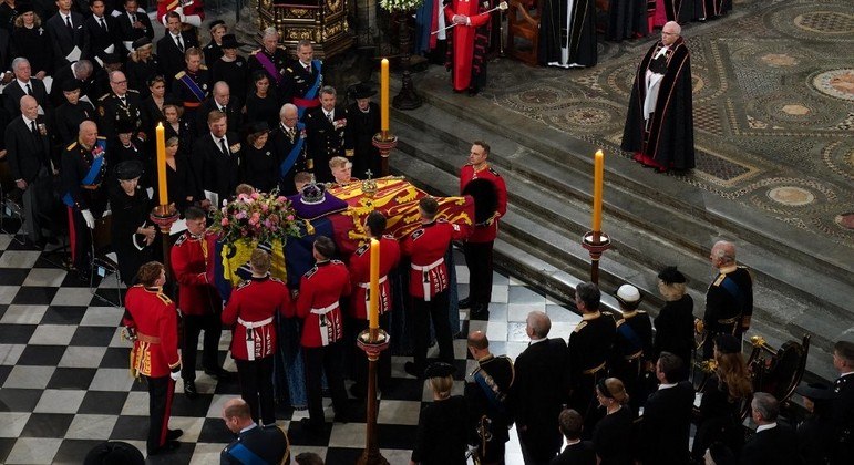  Funeral da rainha Elizabeth 2ª termina com um silêncio nacional de dois minutos
