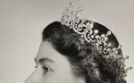 5. Tiara 'The Girls of Great Britain and Ireland' (As meninas da Grã-Bretanha e Irlanda)A joia é uma das mais conhecidas da coleção da rainha, pois é vista todos os dias em moedas e notas inglesas. Foi usada nas fotografias oficiais de ascensão em 1952. A tiara foi projetada para que pudesse ser solta da armação e utilizada como um colar. Além disso, a versão original era enfeitada com pérolas, mas a rainha Mary as substituiu por 13 diamantes impressionantes da tiara de Surrey