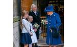 Rainha Elizabeth 2ª caminha com uma bengala em um compromisso público pela primeira vez desde 2004