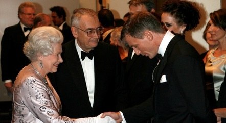 Rainha Elizabeth e Daniel Craig se encontraram em 2006
