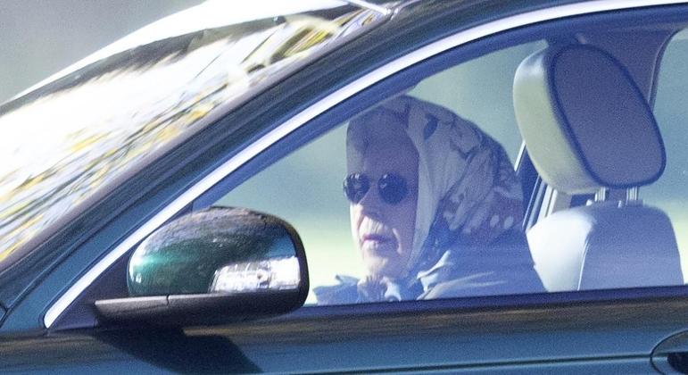 Rainha Elizabeth apareceu dirigindo um Jaguar sozinha em Windsor
