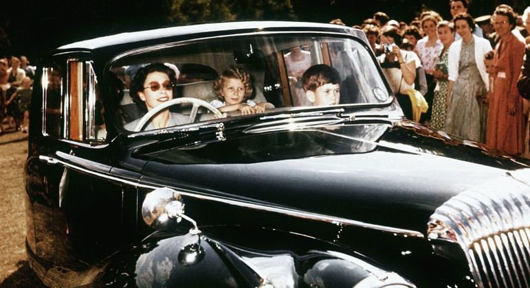 Rainha Elizabeth foi uma entusiasta dos automóveis até sua morte aos 96 anos 