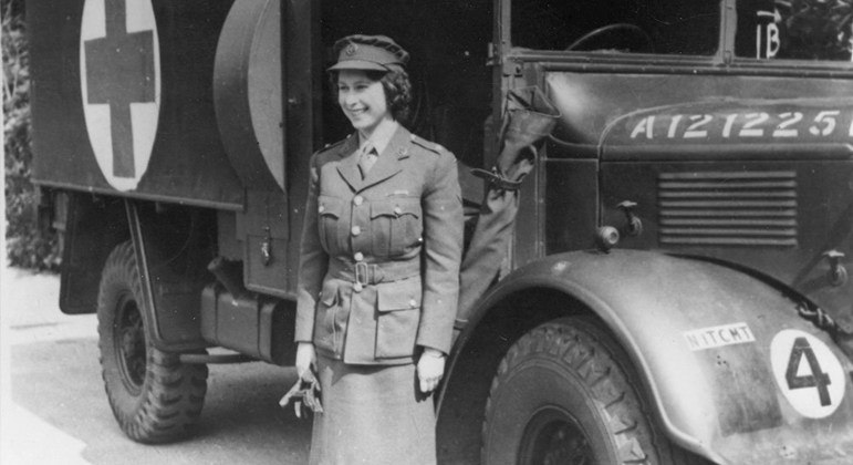 Mesmo sem participar de atividades do front de guerra, a então princesa aprendeu a dirigir caminhões e ambulâncias