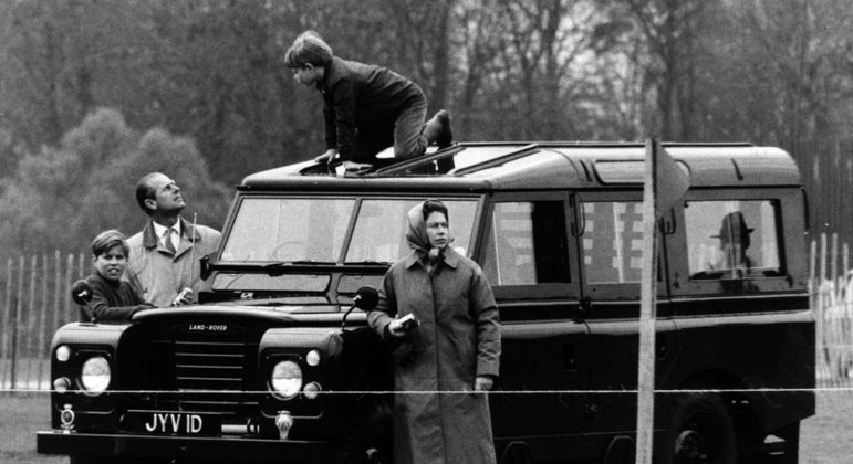 Família real a bordo do Land Rover que foi um dos mais de 20 modelos de uso oficial