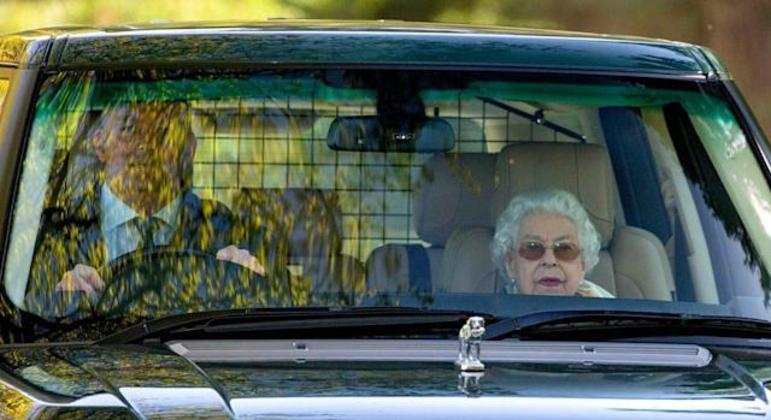 Em sua última foto dirignido aos 96 anos, desta vez a bordo de um Range Rover