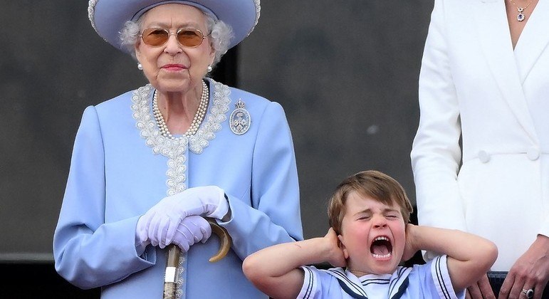 Caras e bocas de filho mais novo de William e Kate chamaram atenção durante evento